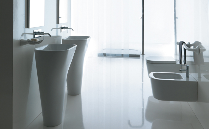 Collezione Meg11. Lavabo monolite e sanitari sospesi
